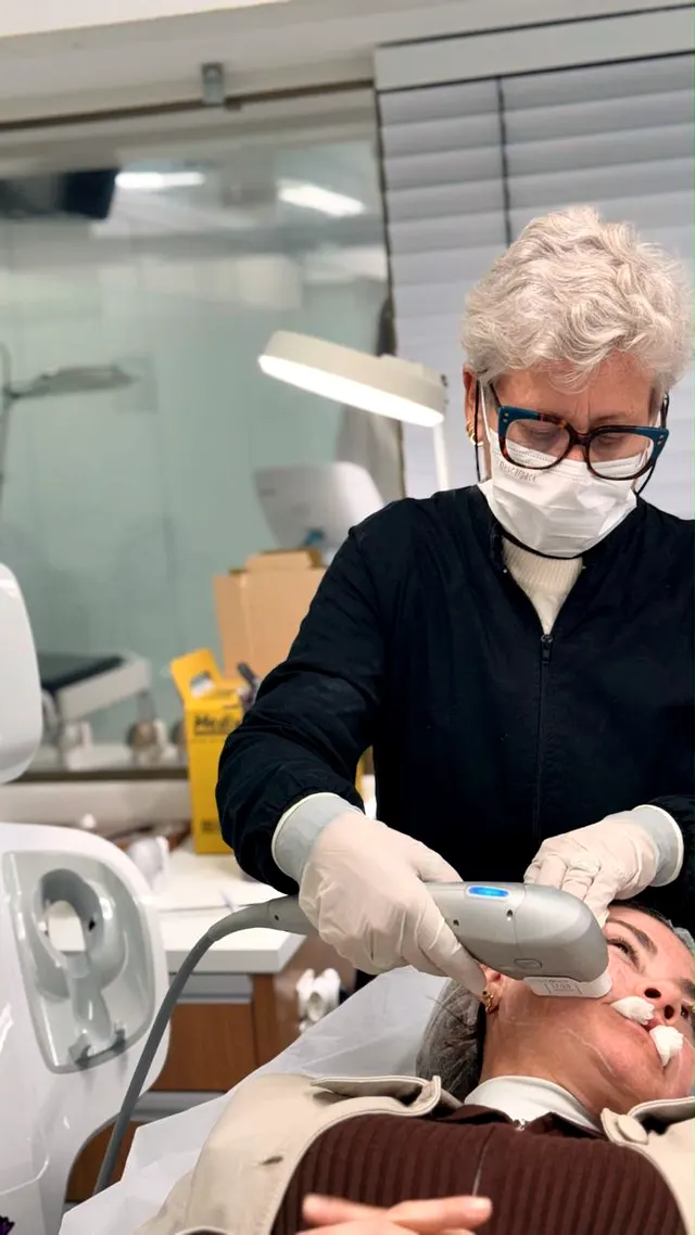 Sandra Araújo realizando atendimento estético facial em cliente