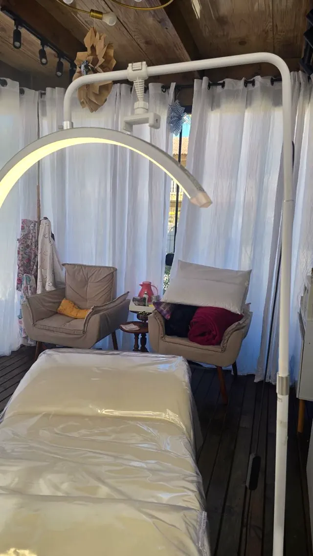 Ambiente interno do Studio Sandra Araújo com maca e poltronas